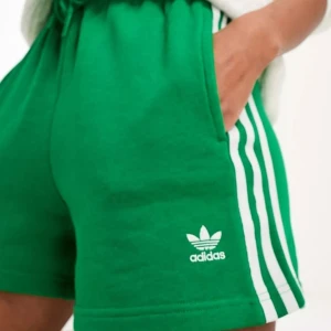 NY! Gröna Adidas Originals shorts med tre ränder i "M” - Säljer oöppnade Gröna Adidas Originals shorts med tre ränder i storlek "M". Shortsen är kvar i sin plastförpackning.  Nypris är 399:-