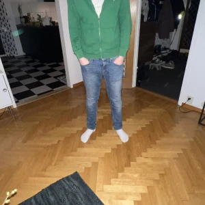 Ralph lauren hoodie - Säljer nu en riktigt fet Ralph lauren Hoodie i en sällsynt färg 🟢. Väldigt bra skick och inga fläckar. Skriv om du var nån fundering. 