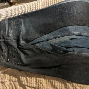 Trendiga diesel jeans som är unika då det är köpta second hand. Dragkedjor på baksida fickor och har en snygg blå/grå färg. De är långa i benen (innebenslängd 87cm) och låga i midjan. Skriv vid frågor eller funderingar 💕nypris 1500kr 
