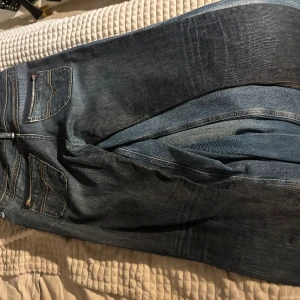 Diesel jeans  - Trendiga diesel jeans som är unika då det är köpta second hand. Dragkedjor på baksida fickor och har en snygg blå/grå färg. De är långa i benen (innebenslängd 87cm) och låga i midjan. Skriv vid frågor eller funderingar 💕nypris 1500kr 