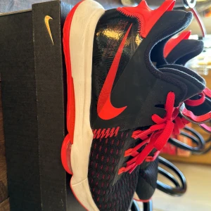 Lebron 5 - Jag säljer dessa lebron basketskorna för att de är för små. De har används innan och har små defekter som löst material vi toppen av skon som har lossnat. Perfekt för ungar som vill spela basket!!