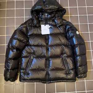 Moncler Maya - Jacka - Säljer min Moncler efter att ha använt den till och från några månader. Den har inga tecken på användning o skicket är 9/10. Scan funkar! Passar till M och L  Finns i Halmstad annars fraktar vi! 