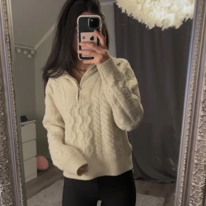 Stickad tröja  - Super mysig och snygg tröja som passar perfekt till våren🍂väldigt fint skick!