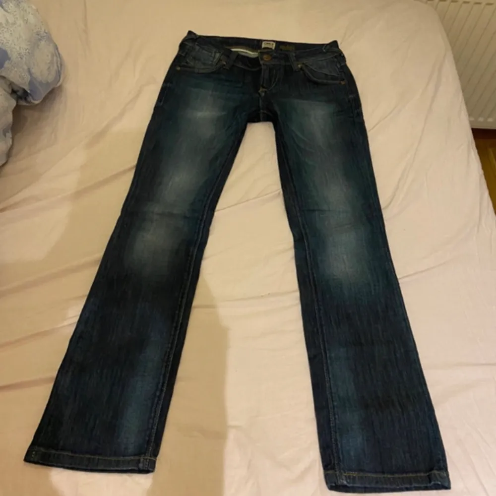 Midjemått: 36 cm Innebenslängd: 74 cm. Jeans & Byxor.