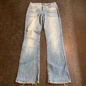lågmidjade & bootcut jeans som sitter bra på 160 ish cm🙌🏻 midjemåttet är 37 cm tvärs över & innerbenslängden är 74 cm. från märket only