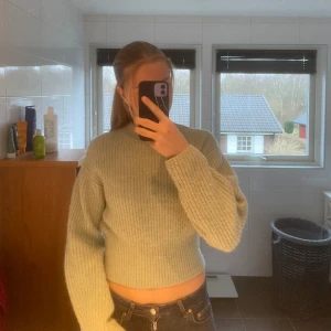 Stickad tröja - Fin grön stickad tröja från weekday, i bra skick använd fåtal gånger. Storlek XS Hör av dig vid intresse eller fler frågor🫶🏽