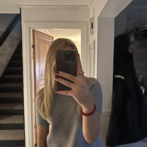 Stickad T-shirt  - Säljer denna stickade t-shirten från zara då den ej kommer till användning. Har aldrig använt den så den är i nyskick❤️ pris kan diskuteras vid snabb affär