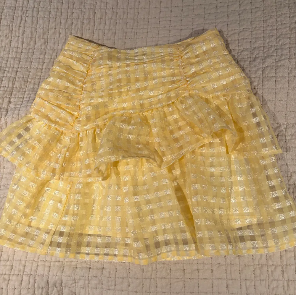 En jättesöt kjol från Gina som är använd men utan defekter. Perfekt till sommaren när man är brun☀️🌻💛 Den är för liten för mig så därför säljs den🥰 Storlek 34 . Kjolar.