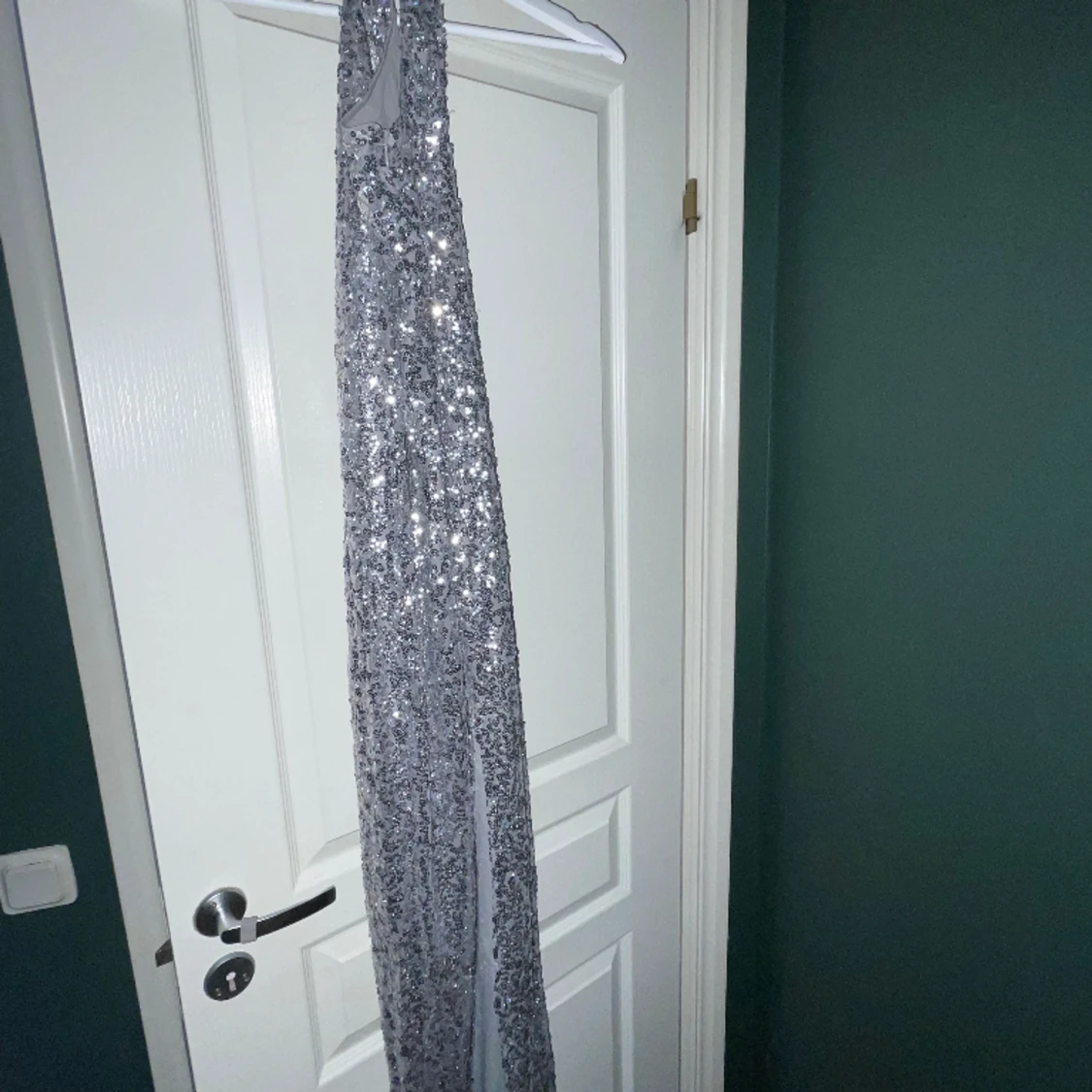 Silvrig glittrig balklänning - 91