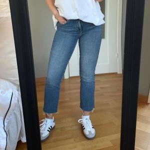 Blå jeans - Blåa jeans från vero moda 😝Mid waist ankle lenght 💛storlek xs i midjan och längd 32 🥳 pris kan diskuteras, skriv för fler bilder 😍