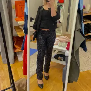 Säljer dessa otroliga leopard jeans från Gerry Weber i strl 36. De är i passformen ”slim straight”. Jag är 160 cm lång och de är lite långa på mig, materialet är även väldigt stretchigt! Nypris är cirka 1400kr och de är slutsålda online 💖🌸