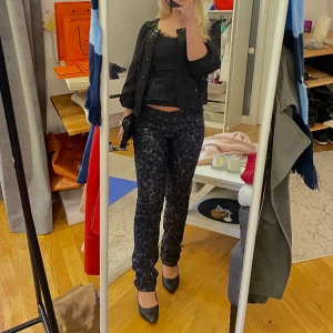 Leopard jeans - Säljer dessa otroliga leopard jeans från Gerry Weber i strl 36. De är i passformen ”slim straight”. Jag är 160 cm lång och de är lite långa på mig, materialet är även väldigt stretchigt! Nypris är cirka 1400kr och de är slutsålda online 💖🌸