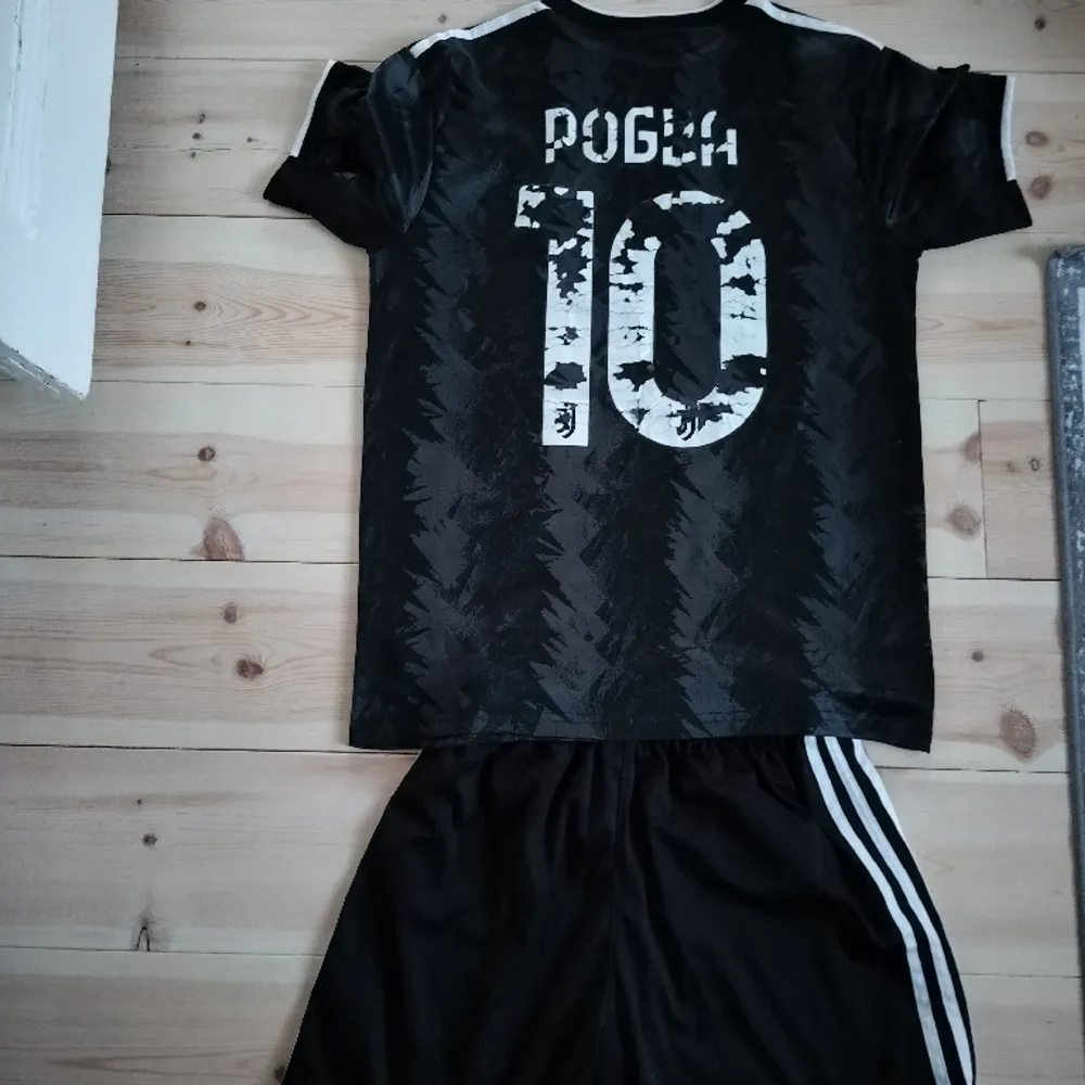 En Pogba tröja från säsongen 2022/23. Trycket är slitet både på tröjan och shortsen. Storlek S. Säljer eftersom att den blivit för liten.. T-shirts.