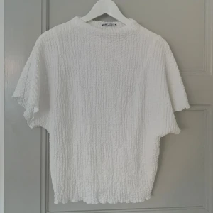 Topp - Vit topp från Zara i storlek S. Använd få gånger, fint skick!