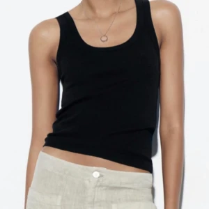 Zara tank top /linne - Super fin o bekväm topp från zara. Har sytt lite i banden då det hängde lite, annars helt ny. Helt slutsåld 