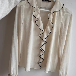 Blus från zara  - Jättefin blus från Zara, använd ca 2 gånger. Nyskick!💗
