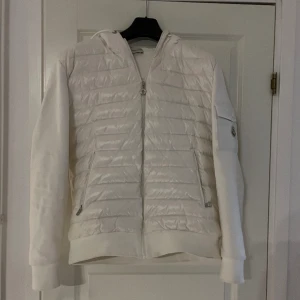 Moncler - Mycket bra skick knappt använd. Cond 10/10. Vid snabb affär kan priset diskuteras 