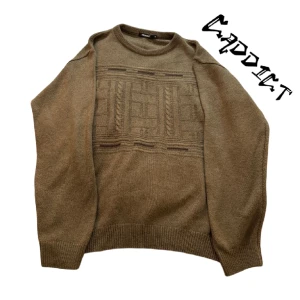 Stickad Tröja  - - En fin och skön stickad tröja - Färg Brun - Storleken Medium men sitter mer som Large - Tveka inte om du har någon fråga om plagget