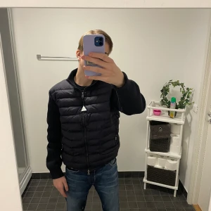 Moncler Cardigan - En fin Moncler Cardigan i väldigt bra skick använd ett litet tag men inga defekter eller liknande på. NFC funkar och qr koder finns. Perfekt till våren och sena sommarkvällar och väldigt bekväm att ha på sig. Skriv för fler bilder eller frågor! 😁