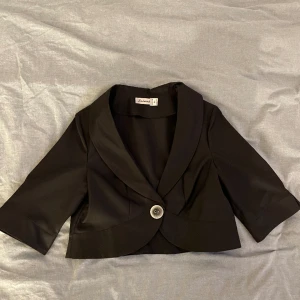 Bolero - Super fin kofta/bolero, ärmarna slutar vid mina armbågar💕💕är strl L men sitter som en S