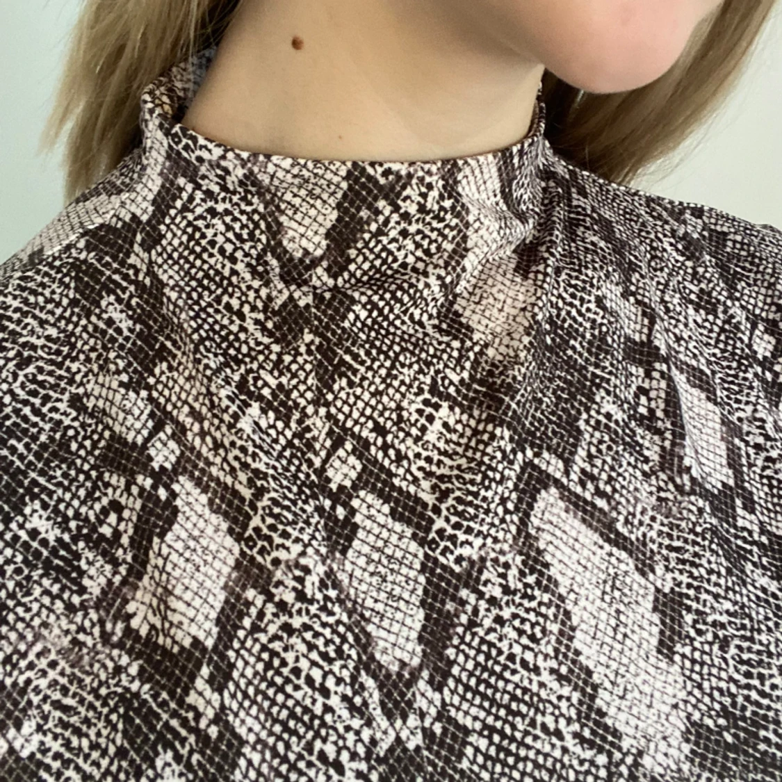 Ormmönstrad top - 90