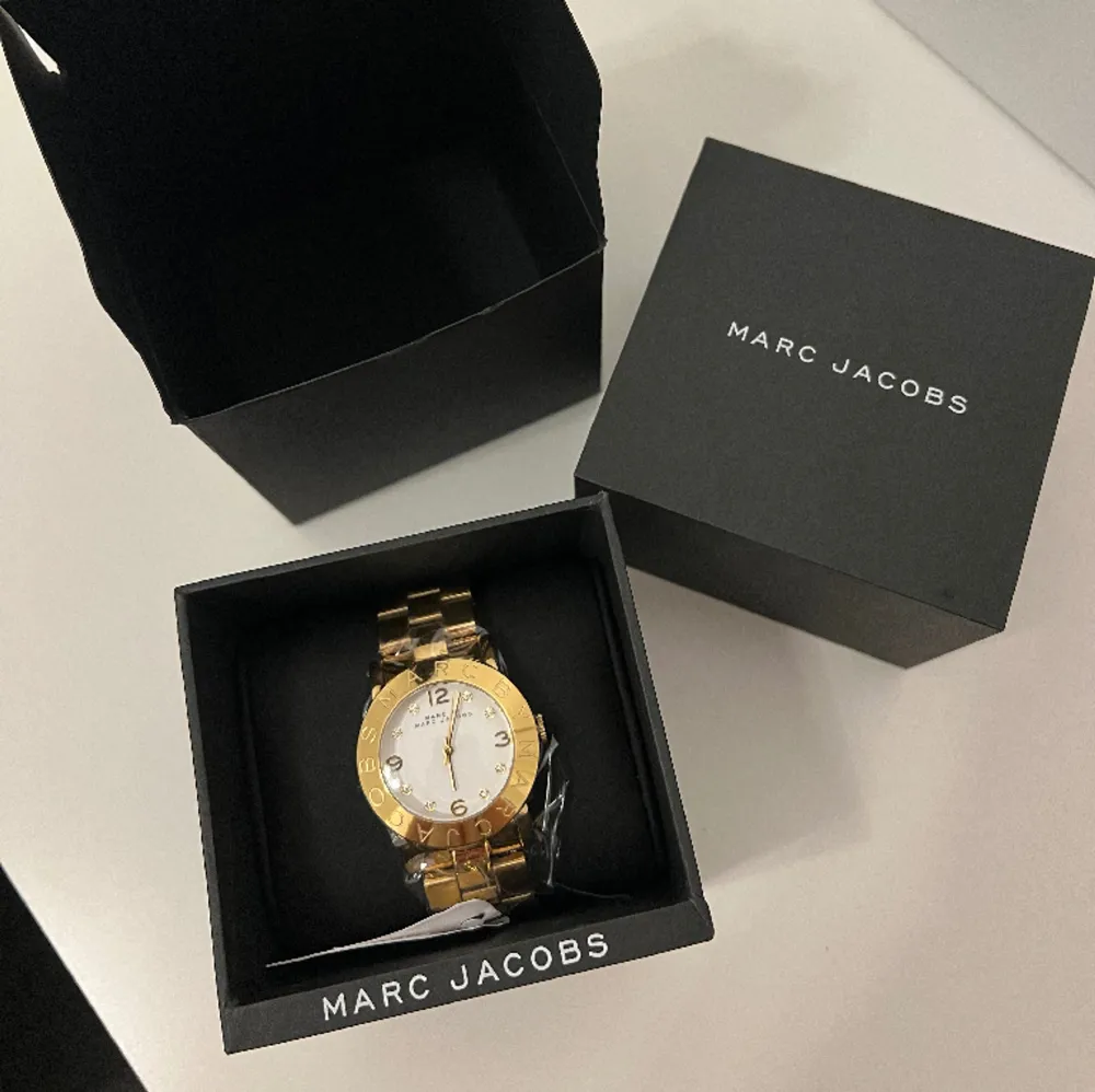 Oanvänd Marc Jacobs klocka med etikett kvar. Riktig fin klocka har inte använts pga för liten på min handled <3 pris kan diskuteras!. Accessoarer.