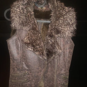 Pälsväst  - Jättefin läder liknande väst med päls på kragen och insidan