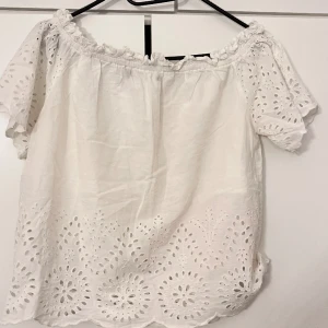 Passar inte!  - Blusen är perfekt för den som är redo för sommaren, bra skick och den har används endast en gång! 