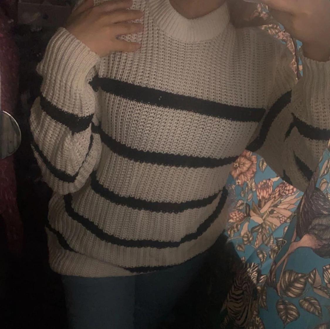 Svart vit stickad tröja