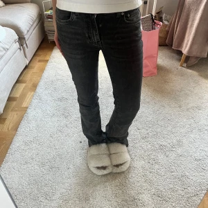 Boot cut jeans grå - Jätte fina lågmidjade Boot cut jeans från Gina som är grå!💗💗 Lite slitna vid fötterna men annars super skick !💗