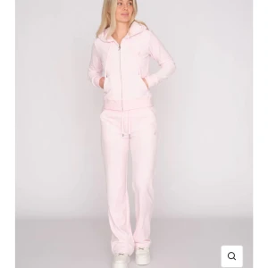 Juicy Couture Set - Säljer både överdel och byxor, ljusrosa juicy med fickor. Stl Xs. Sällan använda så i fint skick 💓