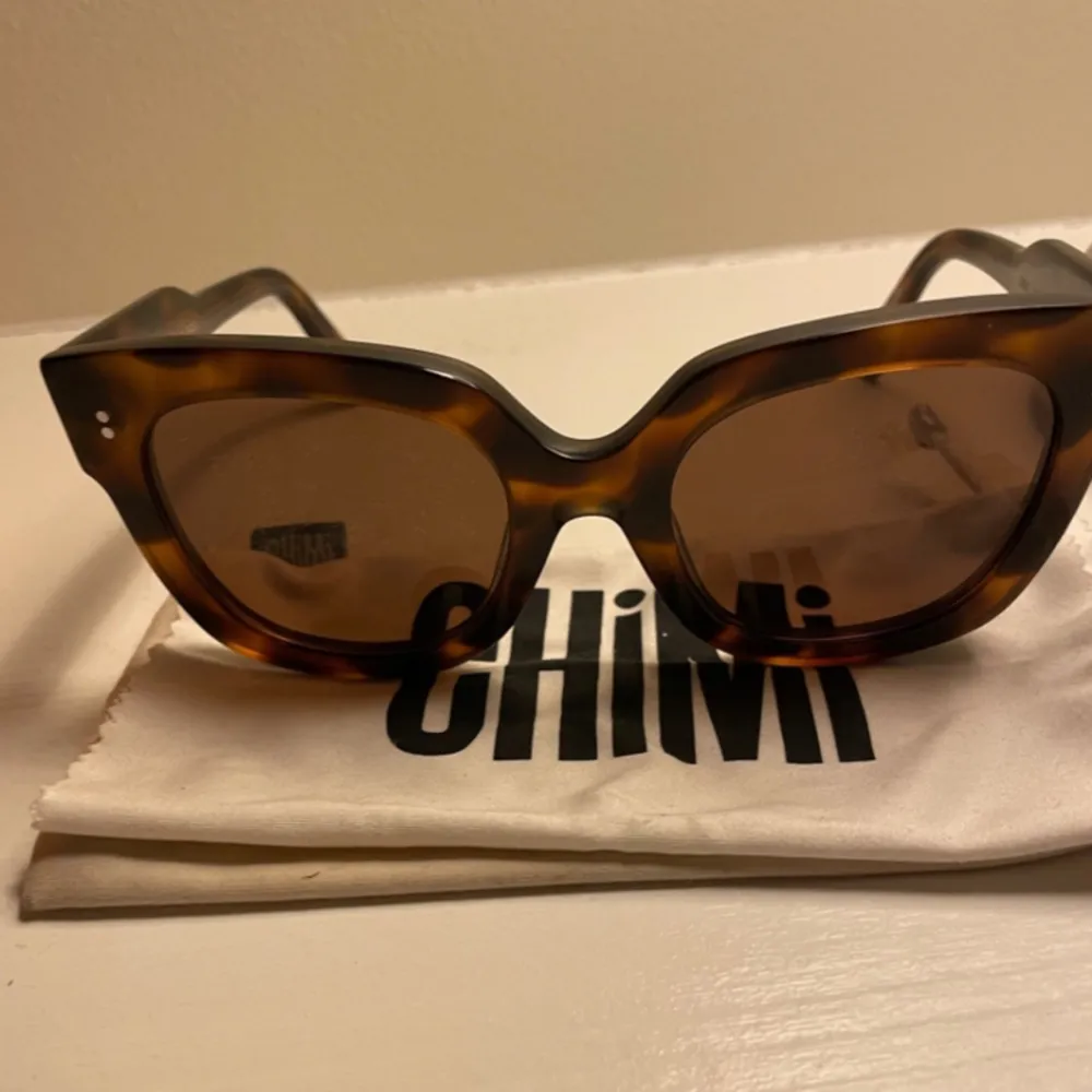 Så fina chimi solglasögon i modellen 08 och färgen tortoise💕💕dock har de lite repor slm man ser på bilden💕säljs inte på hemsidan längre!. Accessoarer.