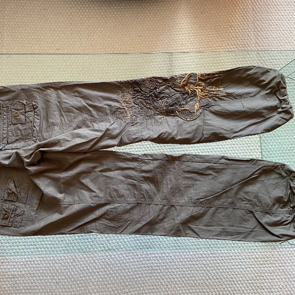 Superfina vintage med detalj på höger ben. Passar mer som medium/small. . Jeans & Byxor.