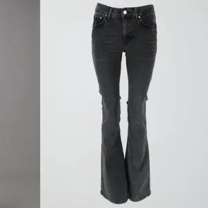 Säljer dessa jeans från Gina tricot. Använda men är i bra skick. Jag är 160 och de passar bra men skulle passa ända till 165. 