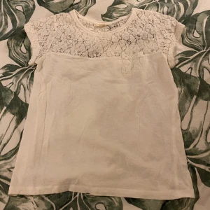 Vit spets T-shirt  - Säljer denna vita T-shirt med spets från esprit i storlek xs💞