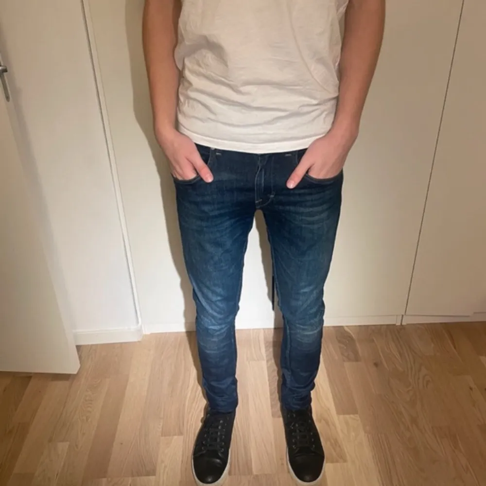 Säljer nu ett par riktigt snygga tiger of Sweden jeans. De är i modellen ”Slim” och har ett perfekt skick. Inköpta för hela 1599, men vårt pris ligger på endast 549! Priset kan diskuteras vid snabb och smidig affär. Hör av er vid minsta fundering!. Jeans & Byxor.