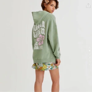 slutsåld trendig hoodie - säljer denna pinterest-esc hoodien från pull&bear som är helt slutsåld! den är sparsamt använd och i nyskick. köparen står för frakten :)) 