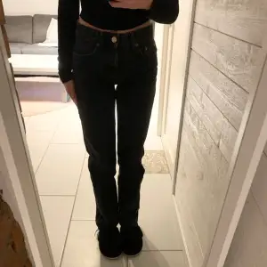 Svarta lågmidjade jeans från Zara. Storlek 34 och bra i längden på mig som är 165 cm. Använda få gånger och inga fel på dom🫶🏽