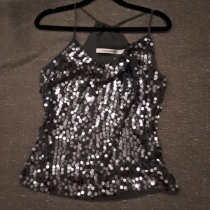 Supersnygg fest topp  - Sippersnygg fetstopp som bara är använd någon gång.  Nypris 200 Säljer 120