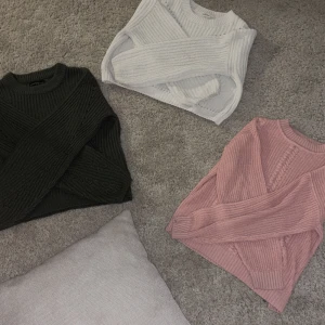 Långärmade stickade tröjor🩵 - 3 stickade tröjor i fint skick 100 kr för 3 st 40 kr för 1