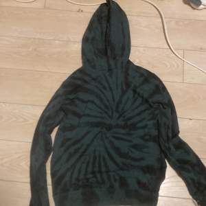 Grön hoodie, oanvänd, Storlek 17