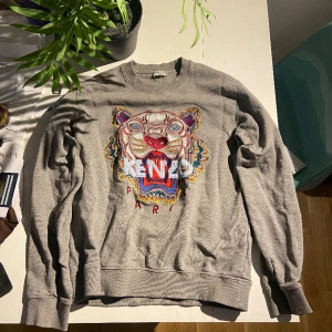 Kenzo tröja - Grå Kenzo tröja. Sparsamt använd, nypris 2299kr. 