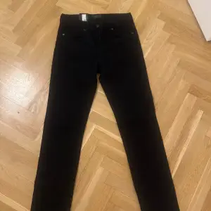 Nya J Lindberg Jeans marinblåa ser ut som svarta 