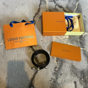Louis Vuitton bälte  - Ett Louis Vuitton bälte. Fick den som födelsedagspresent men vill sluta använda märkeskläder. Haft den i ungefär 5 månader så den är i bra skick.  Hör av er gärna. Pris går så klart att diskutera!