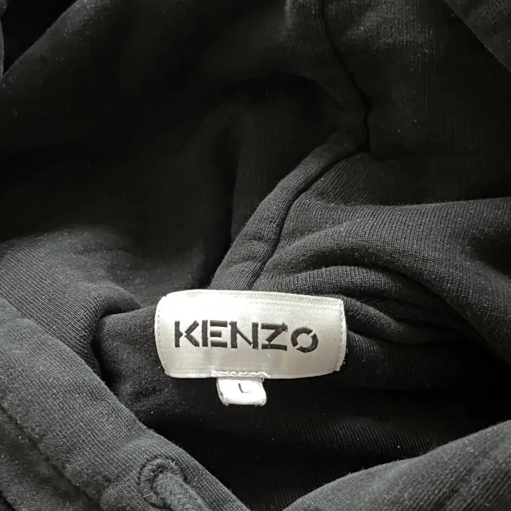 En kenzo tröja som jag ej använder längre, strlk L men passar M (jag har medium) cond 7/10. Hoodies.