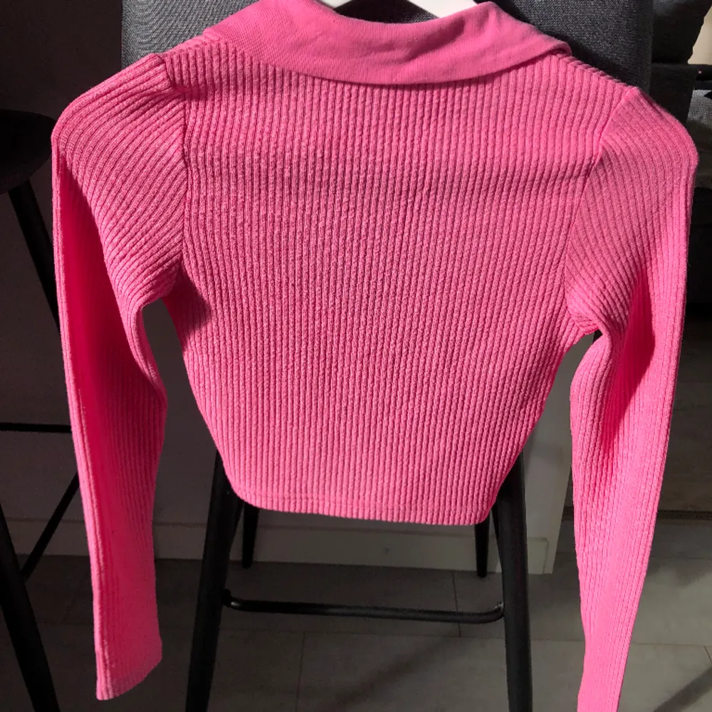 Rosa långärmad tröja från H&M i storlek XS, jättefint skick! . Tröjor & Koftor.