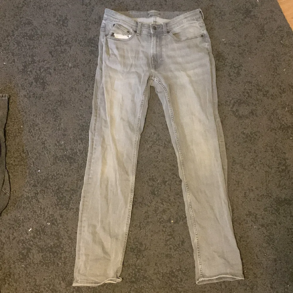 Gråa dressmann jeans regular fit. Ny skick och moderna jeans. . Jeans & Byxor.