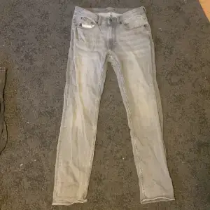 Gråa dressmann jeans regular fit. Ny skick och moderna jeans. 