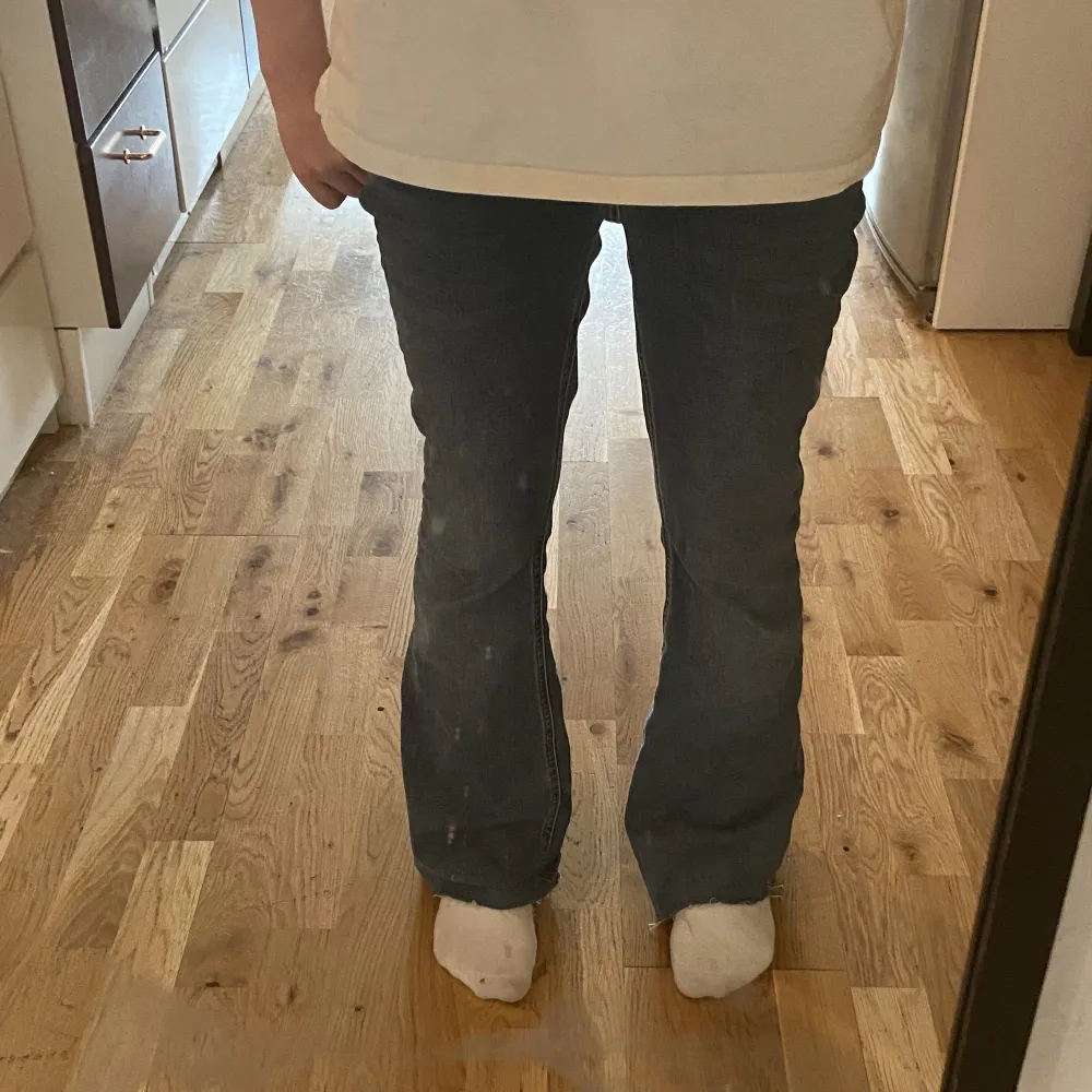 Blå bootcut jeans. Jättesnygga och jättebra skick!! Knappt använda. Skrolla till 3e bilden för att de hur de ser ut på❤️. Jeans & Byxor.