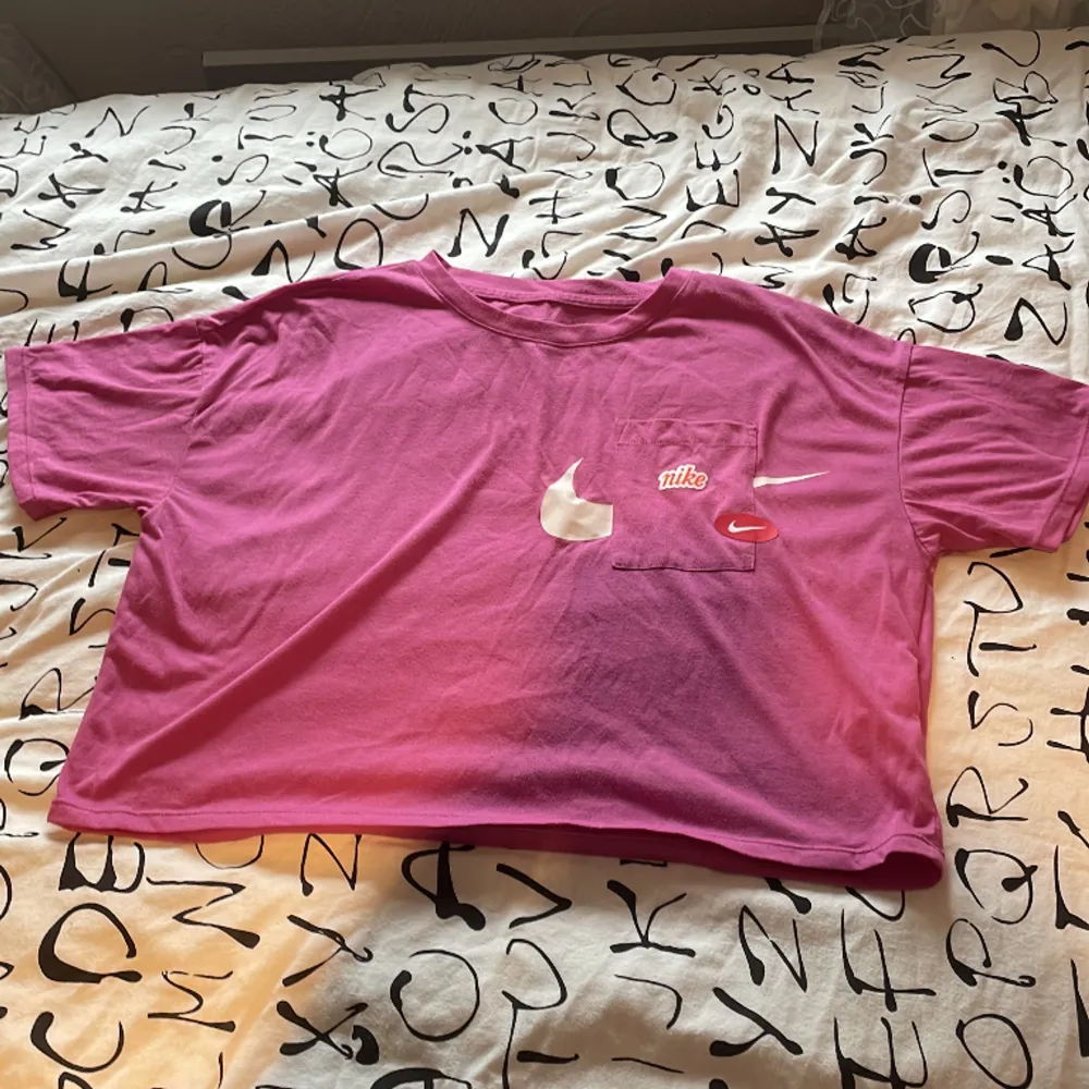 En tränings tröja men kan också användas vanligt då det är vanligt tyg. är lite croppad och ska ha loose fit. T-paidat.